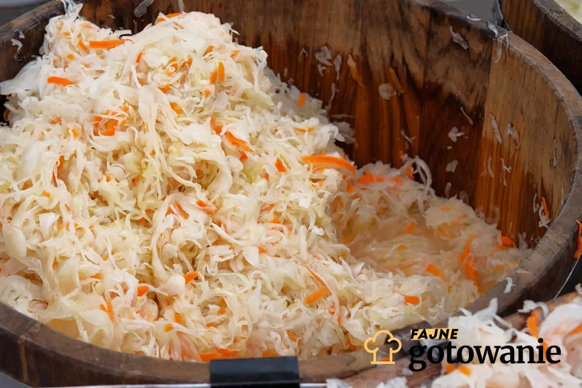 Kiszona kapusta leżakująca w beczce