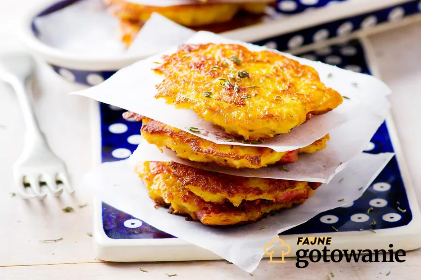 Jednen z trików to odsączanie placków na ręczniku papierowym Placki ziemniaczane oddzielone ręcznikiem papierowym na talerzu