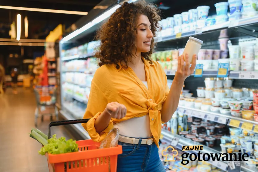 Kobieta czyta skład jogurtu w sklepie