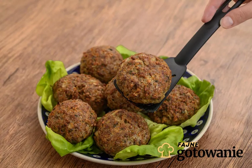 Kotlety mielone świetnie nadają się nie tylko na obiad Kilka kotletów na talerzu