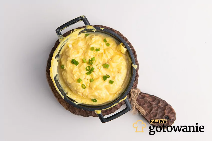 Jajecznica na parze w miseczce