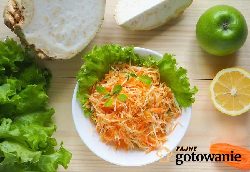 Surówka z marchewki i selera korzeniowego w miseczce