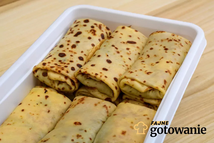 Elastyczne naleśniki są świetną bazą do różnych potraw Pozwijane krokiety