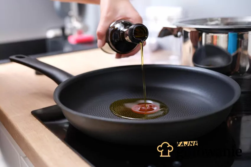 Wlewanie oliwy na patelnię