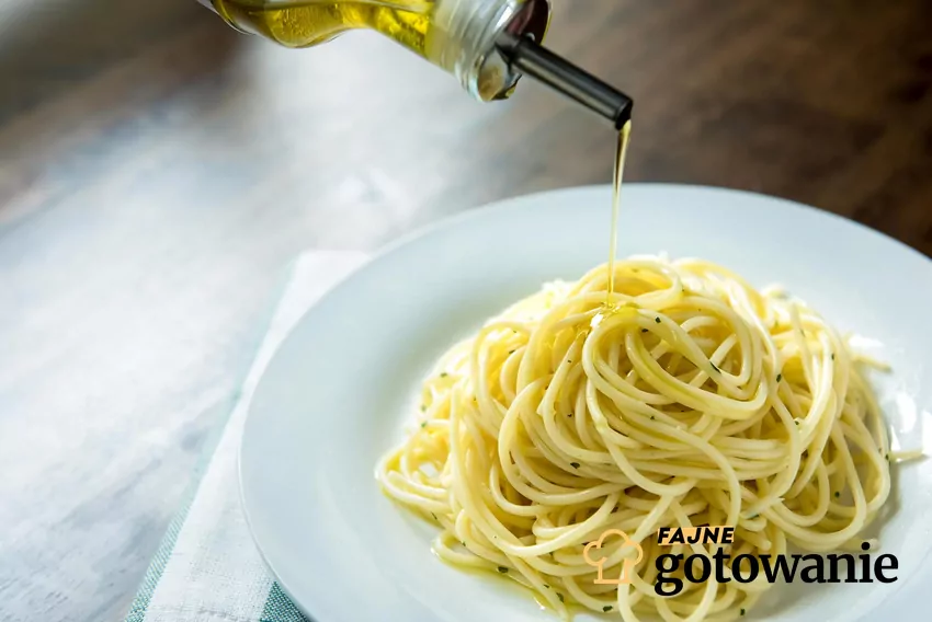 Polewanie oliwą ugotowanego makaronu
