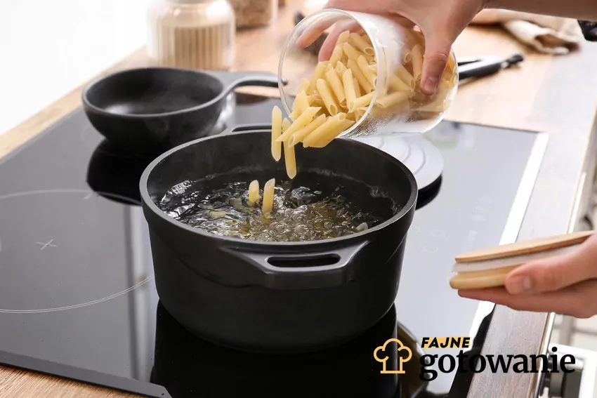 Wrzucanie makaronu do gotującej się wody