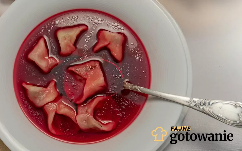 Barszcz można ulepszyć i zagęścić np. za pomocą suszonych grzybów Barszcz czerwony z uszkami