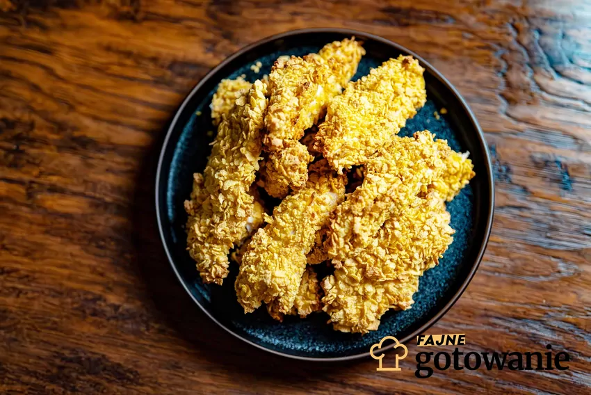 Płatki kukurydziane lub mąka ryżowa da świetny efekt chrupkości Panierowane w płatkach kukurydzianych kawałki mięsa