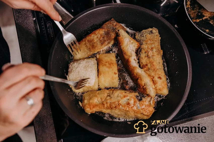 Kobieta smaży rybę