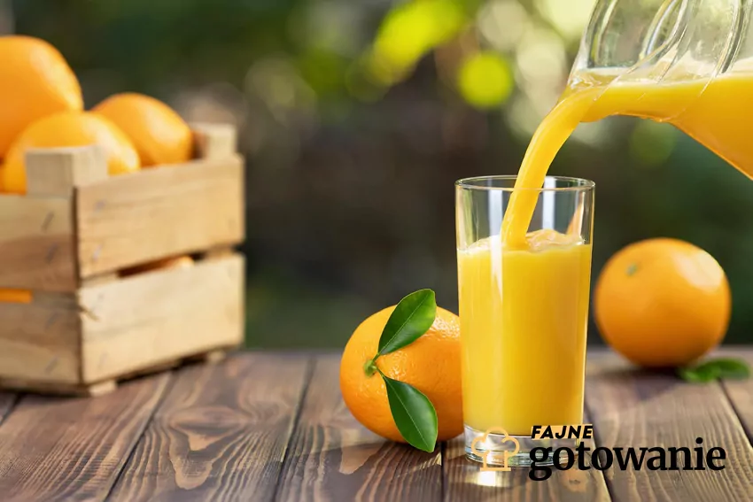 Wlewanie soku pomarańzowego do szklanki