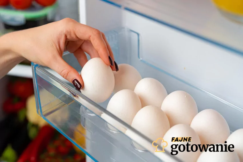 To miejsce na przechowywanie jajek w lodówce nie jest odpowiednie Kobieta wymuje jajka z lodówki