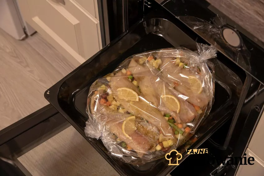 Wkładanie do piekarnika ryby w rękawie