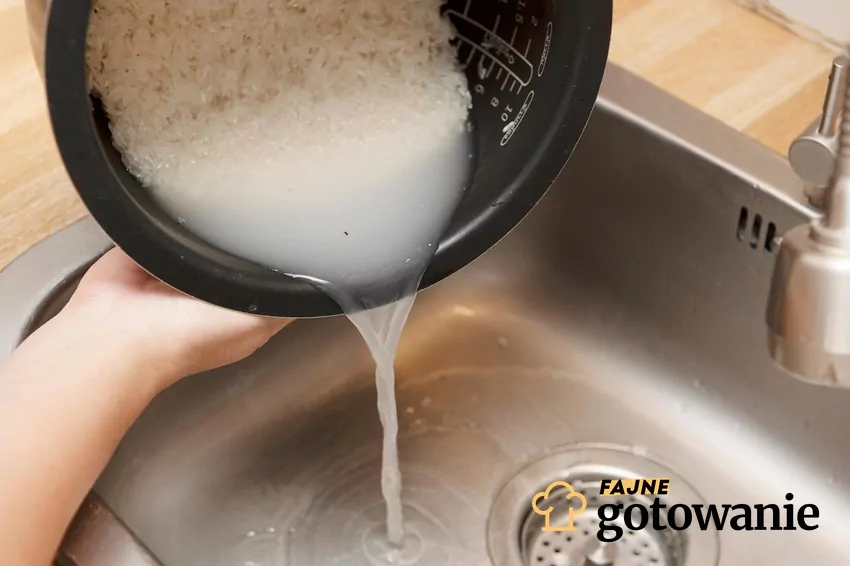 Wylewanie wody po ryżu do zlewu