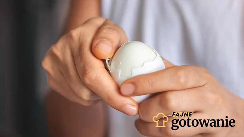 Kobieta obiera jajka