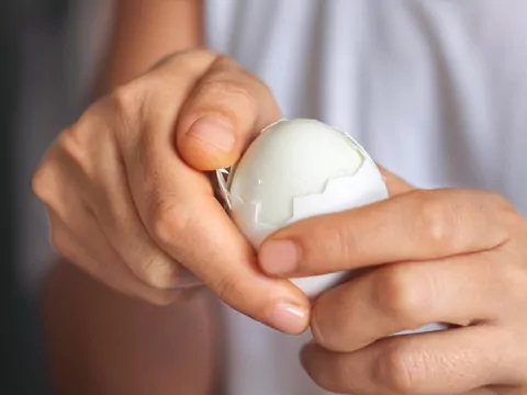 Sposób na idealnie obierające się jajka