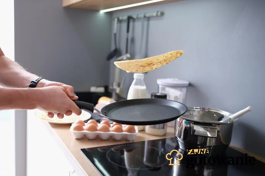 Smażenie naleśnika i przewracanie go w powietrzu