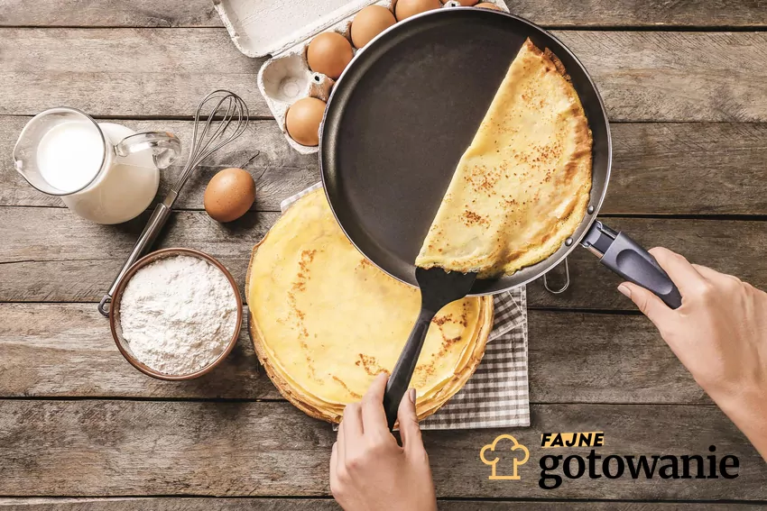 Zdejmowanie usmażonego naleśnika z patelni