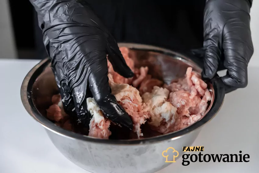 Mieszanie mięsa na kotlety mielone