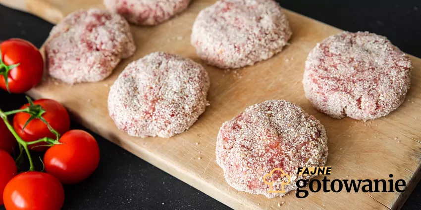 Surowe kotlety mielone na desce