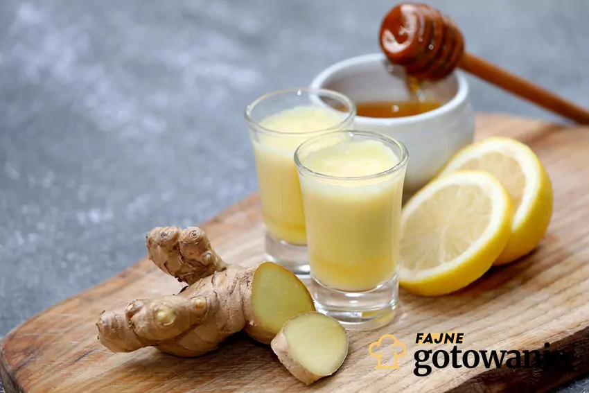 Sok z cytryny, miodu i imiru w kieliszkach