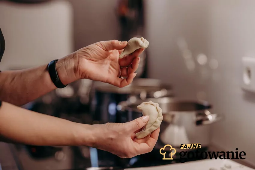 Lepienie pierogów na święta