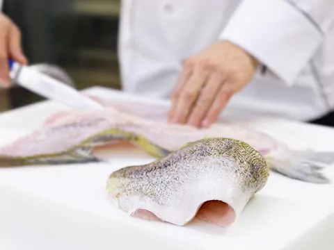 Usuwanie łusek z karpia