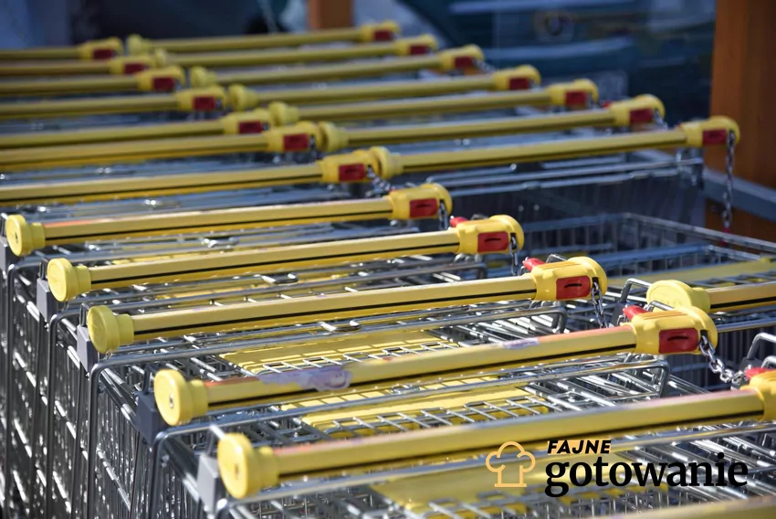 Biedronka - wózki sklepowe