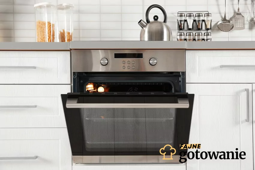 Choć wygląda niepozornie, dolna szuflada pod piekarnikiem nie jest zwykłym schowkiem Uchylony piekarnik