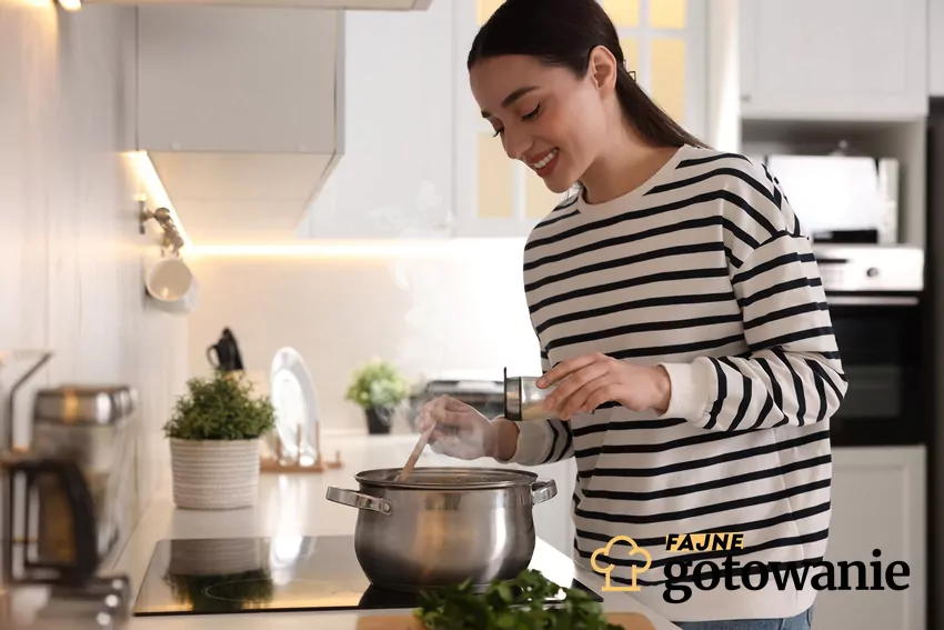 Te 4 przyprawy są bardzo dobrze znane - ich wykorzystanie jest bardzo szerokie Kobieta gotuje