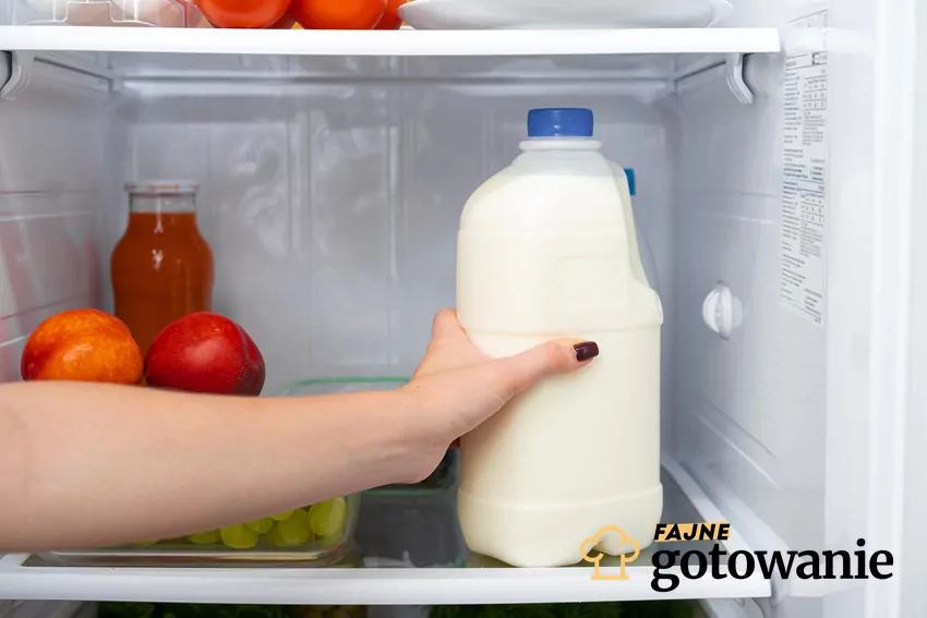 Kobieta odkłada mleko