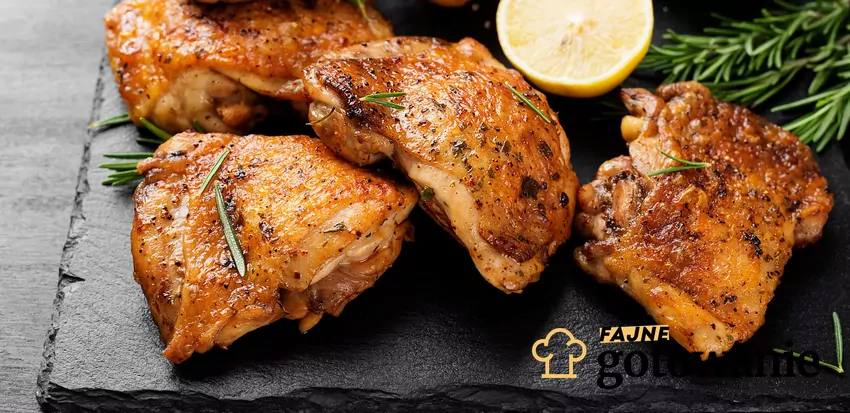 Wystarczy marynować kurczaka przez 45 minut Pieczony kurczak, w tle przyprawy i cytryna