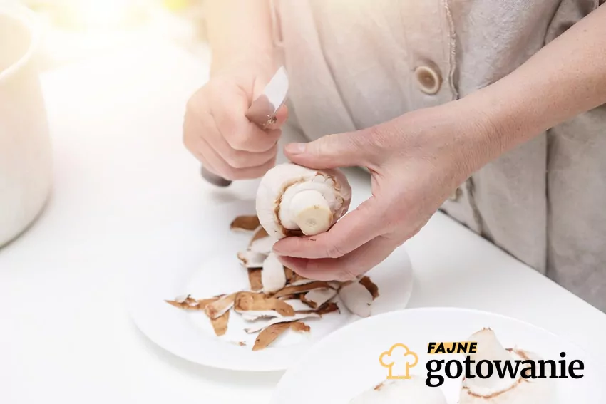 Kobieta obiera pieczarki