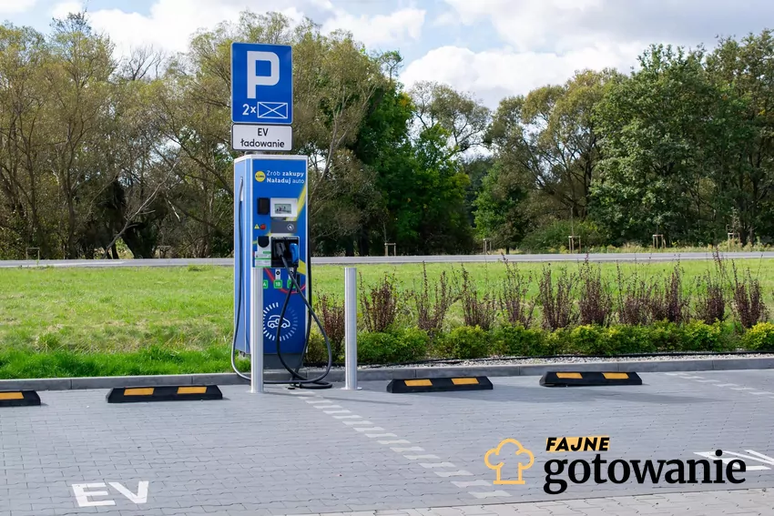 Parking pod Lidlem i stacje ładowania pojazdów