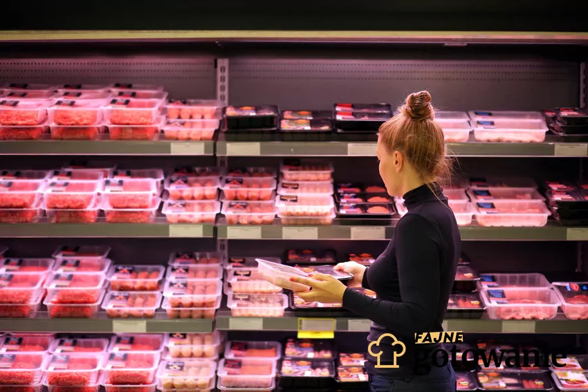 Kobieta kupuje mięso