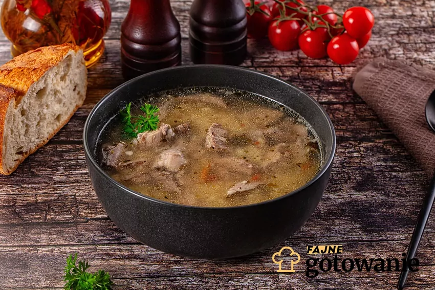 W przeciwieństwie do klarownych zup, ta zupa jest bardziej sycąca i treściwa Zupa z kurczakiem