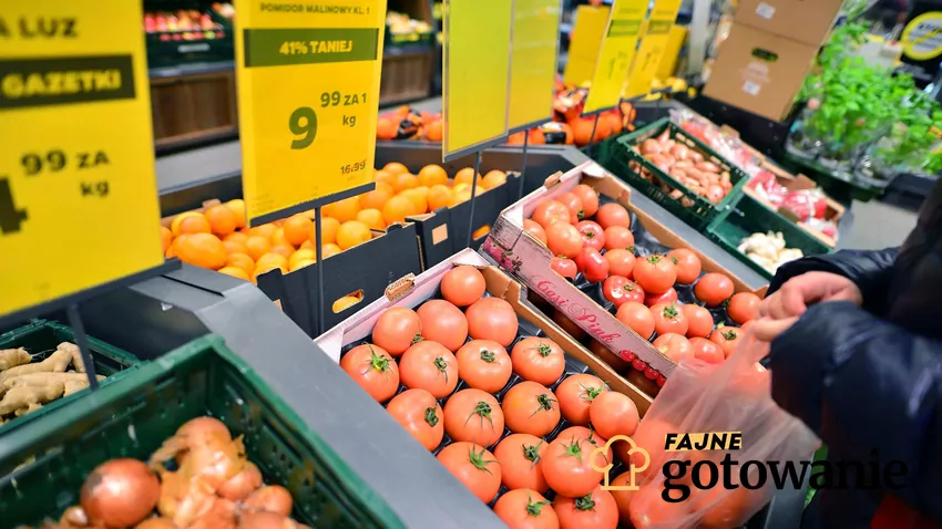 Pomyłki w cenach czasami się zdarzają - warto to wyjaśnić z pracownikiem Wybieranie pomidorów w Biedronce