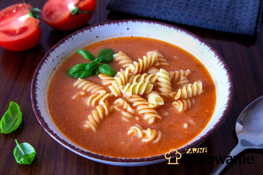 Zupa pomidorowa z domowym makaronem