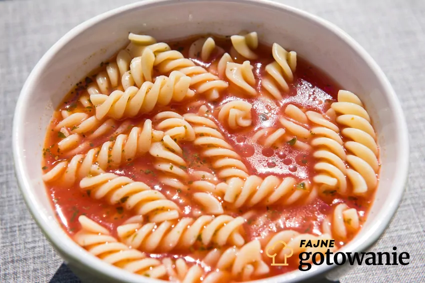 Pomidorówka z domowym makaronem