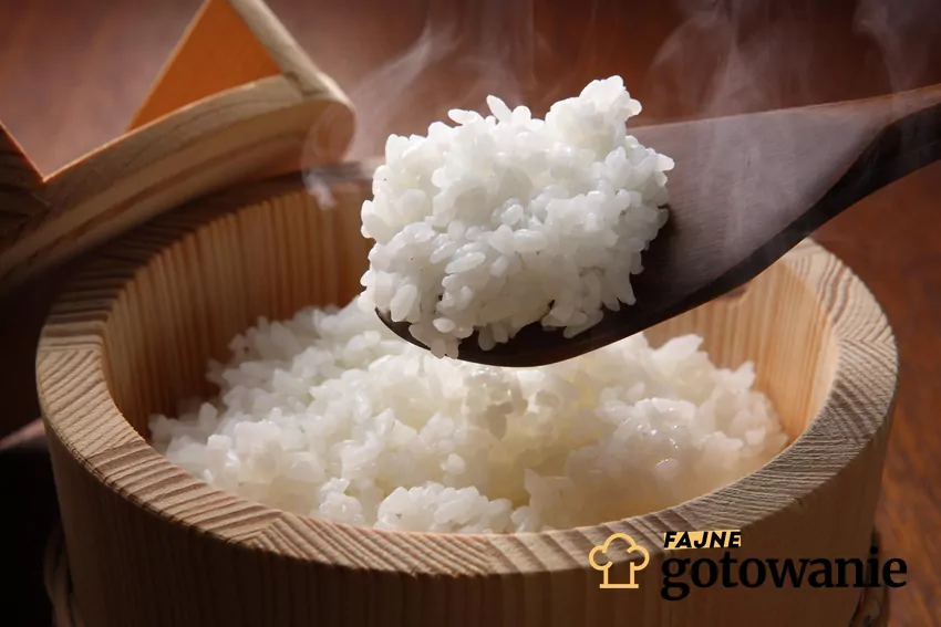 Ryż na drewnianej łyżce