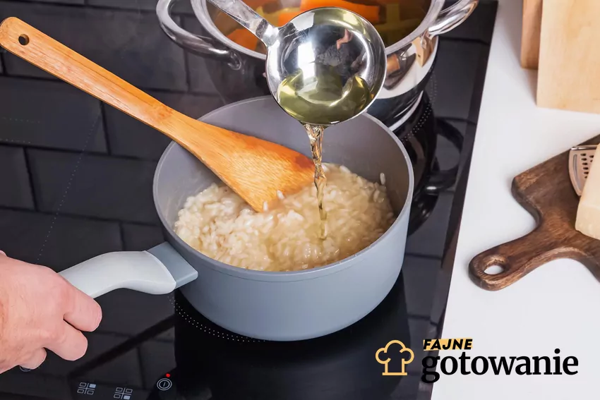 Wlewanie oleju do ryżu