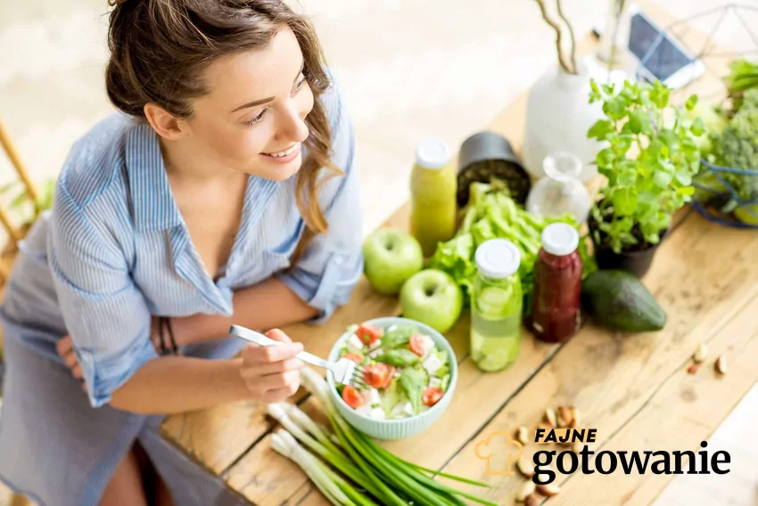 Kobieta jedząca sałatkę zgodnie z dietą na Hashimoto, a także opis zasad diety, jadłospis i przykładowe przepisy