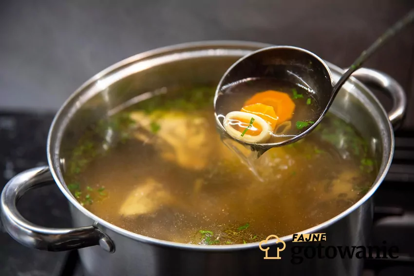 Domowy rosół w dużym garnku