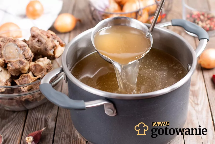 Domowy rosół w garnku
