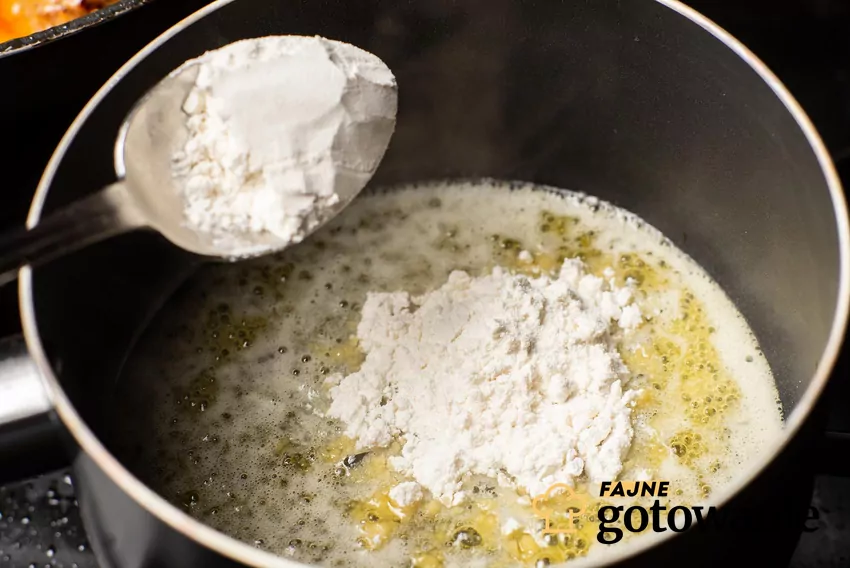 Dosypywanie mąki do masła na patelnię