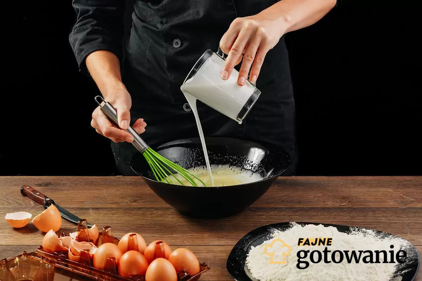 Robienie ciasta naleśnikowego i dodawanie mleka