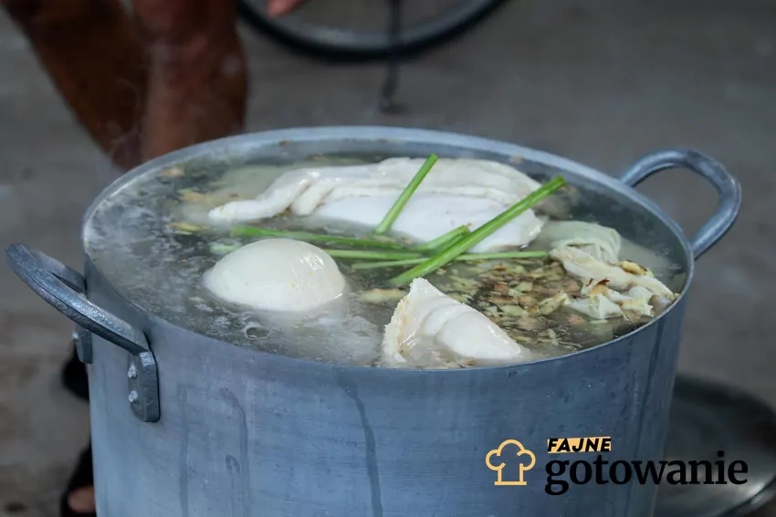 Duża porcja rosołu