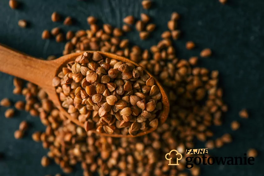 Ma niski indeks glikemiczny i ogromną ilość magnezu Kasza gryczana na drewnianej łyżce