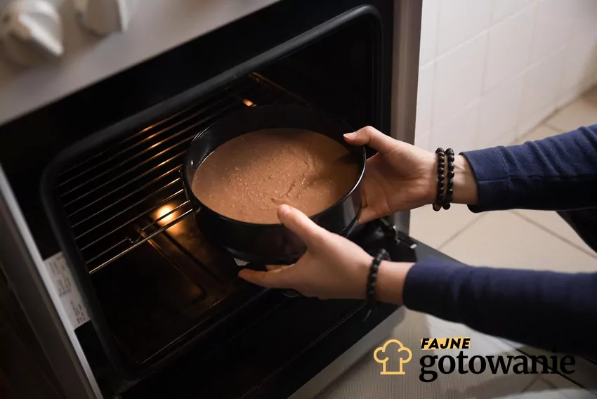 Wkładanie ciasta do piekarnika
