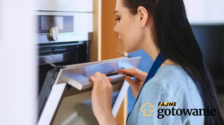 Kobieta zagląda do piekarnika