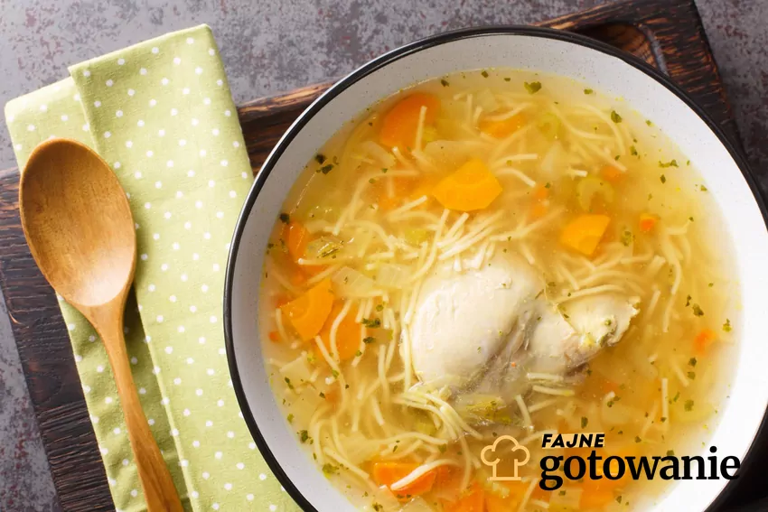 Rosół z kluskami i mięsem w misce